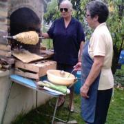 en pleine cuisson du gâteau a la broche par Mme la présidente et Annie.
